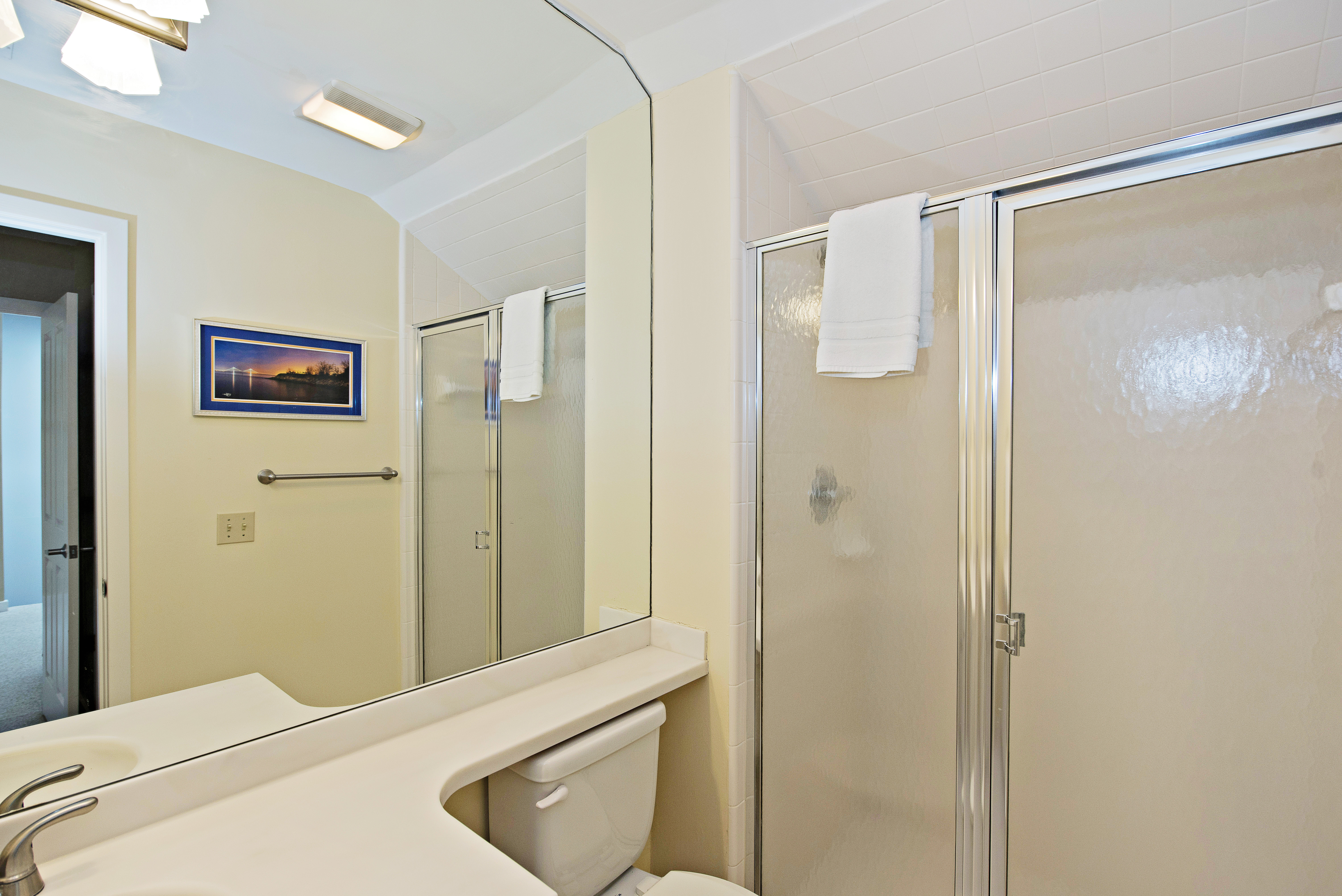 10-Genoa-CourtTwin-Bathroom-18146-big.jpeg