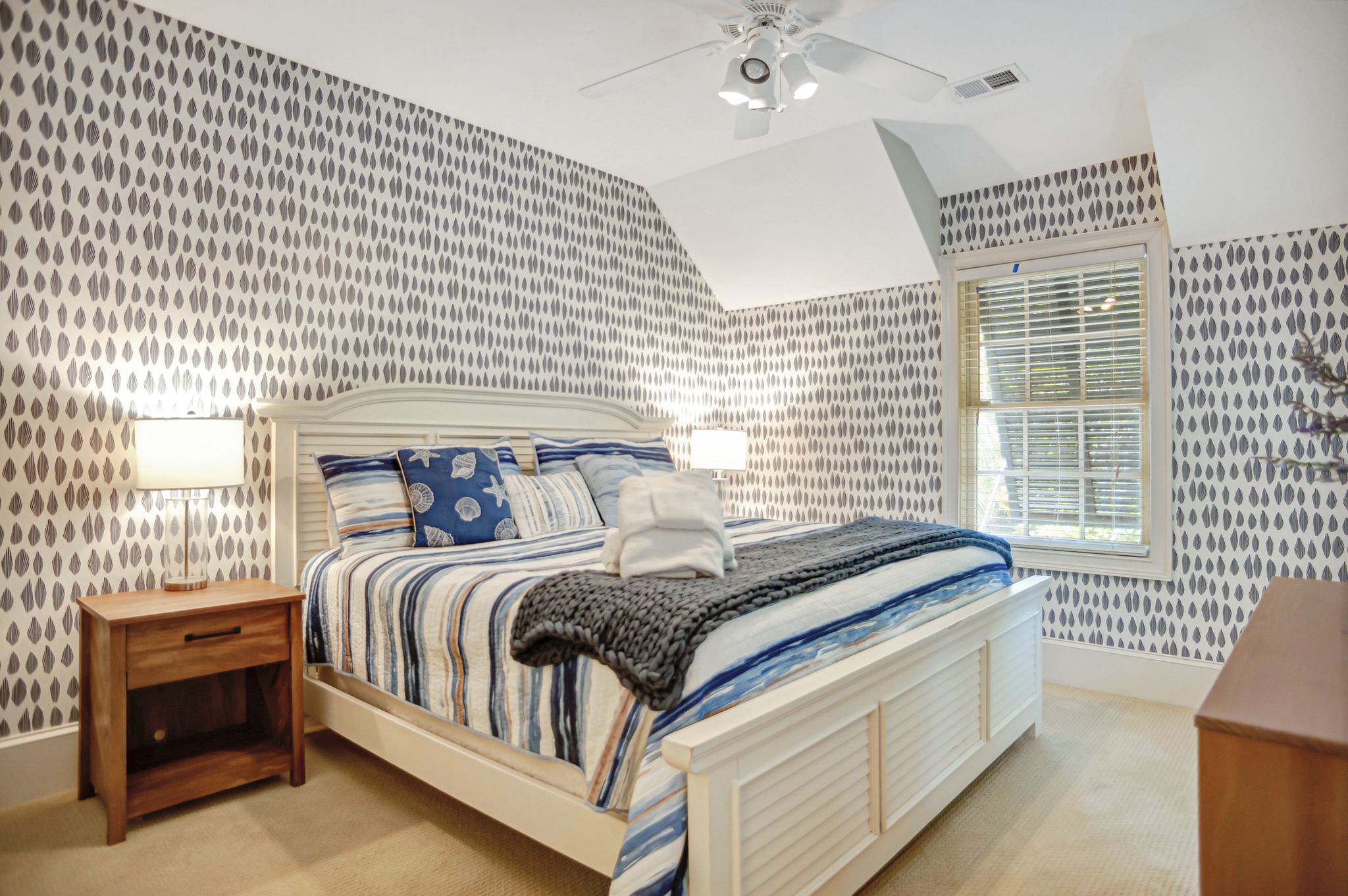 2-Belted-KingfisherKing-Bedroom-18377-big.jpeg