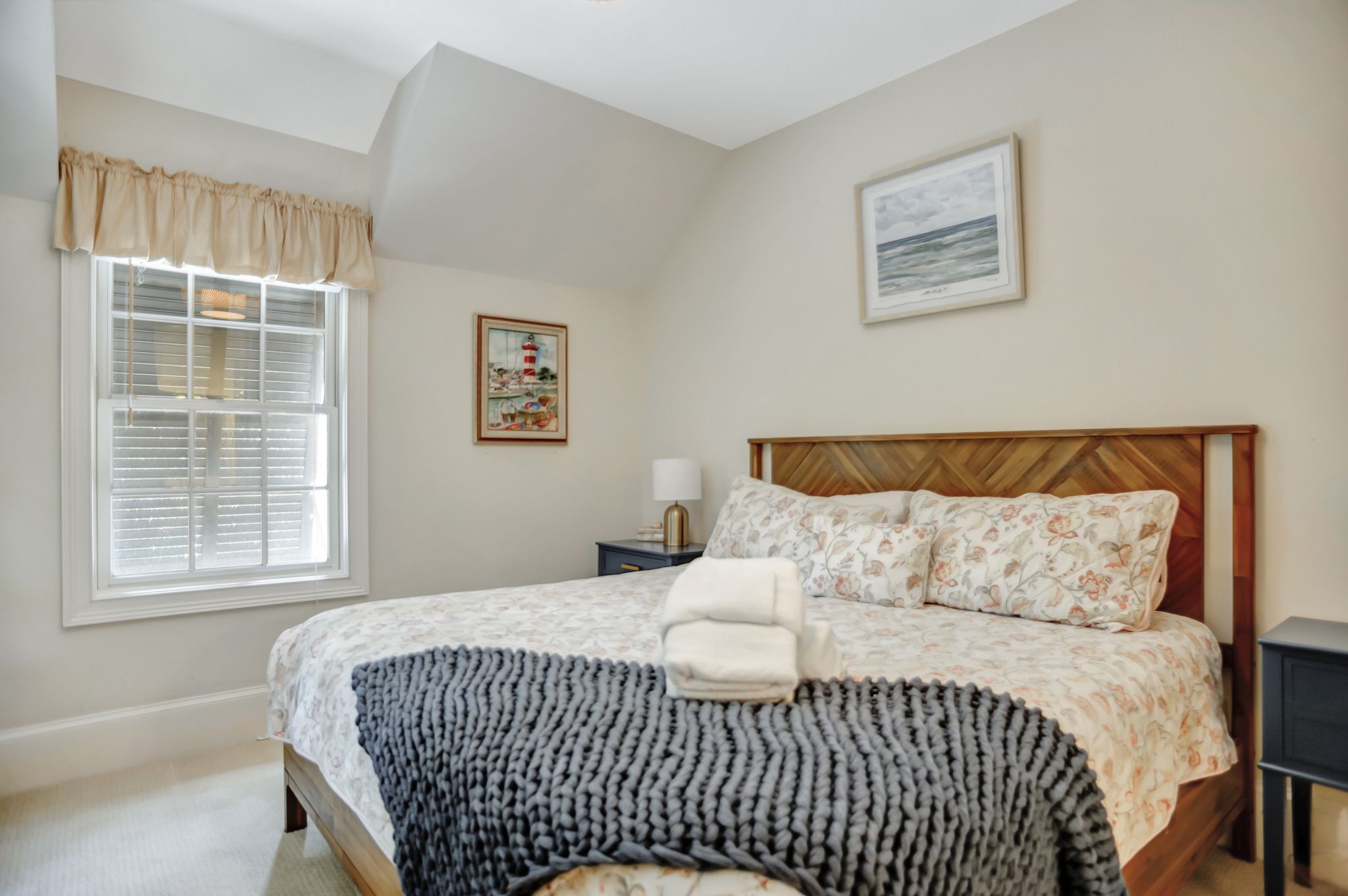 2-Belted-KingfisherKing-Bedroom-18381-big.jpeg