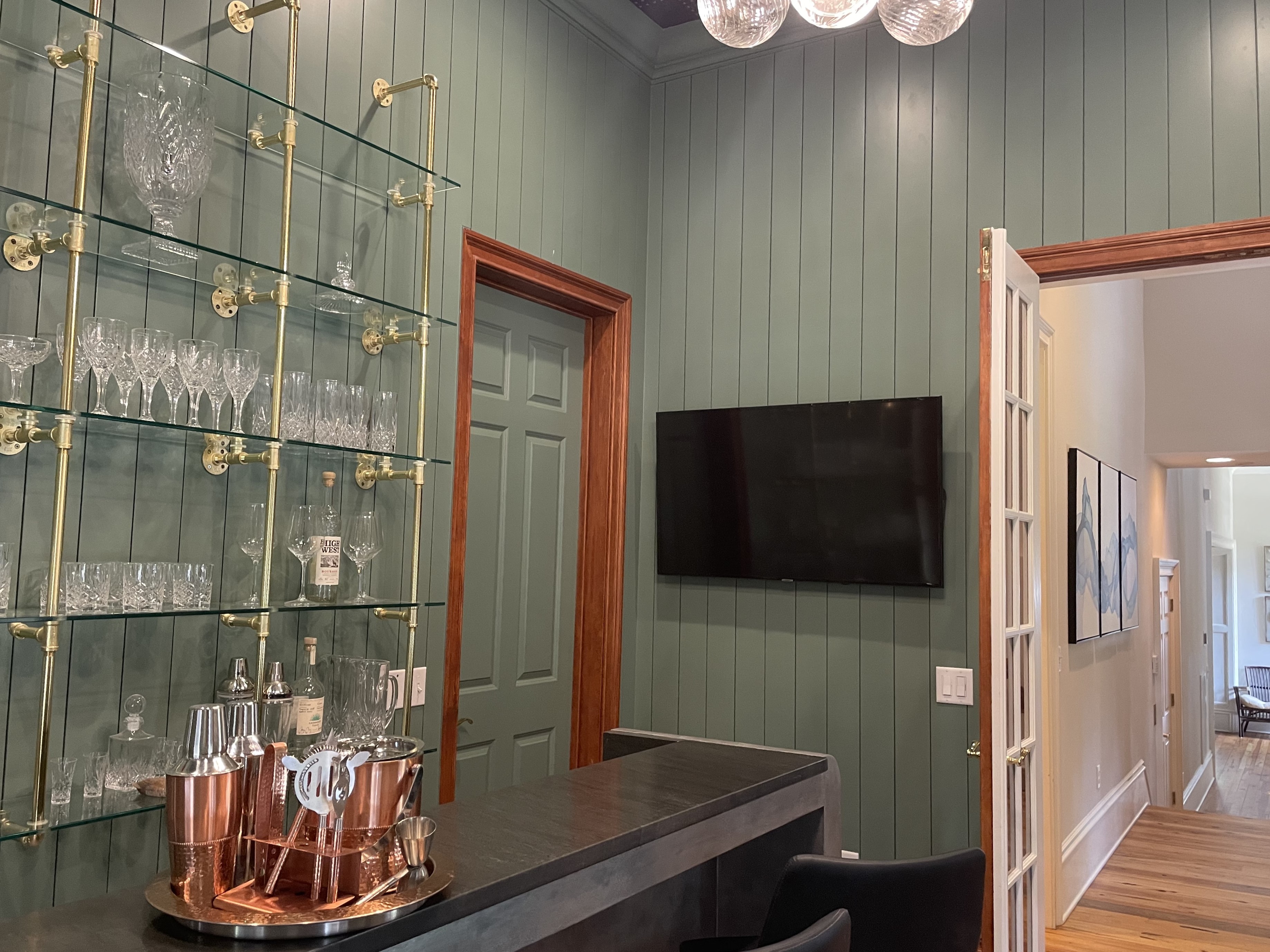 2-Belted-KingfisherSpeakeasy-Room-18361-big.jpeg