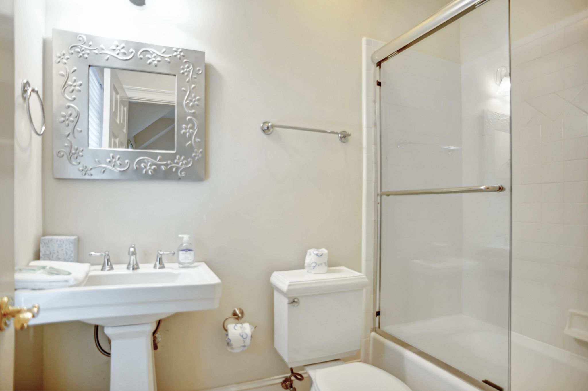 2-Belted-KingfisherTwin-Bathroom-18380-big.jpeg