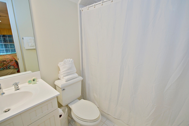 2-Belted-KingfisherTwin-Bathroom-2102-big.jpeg