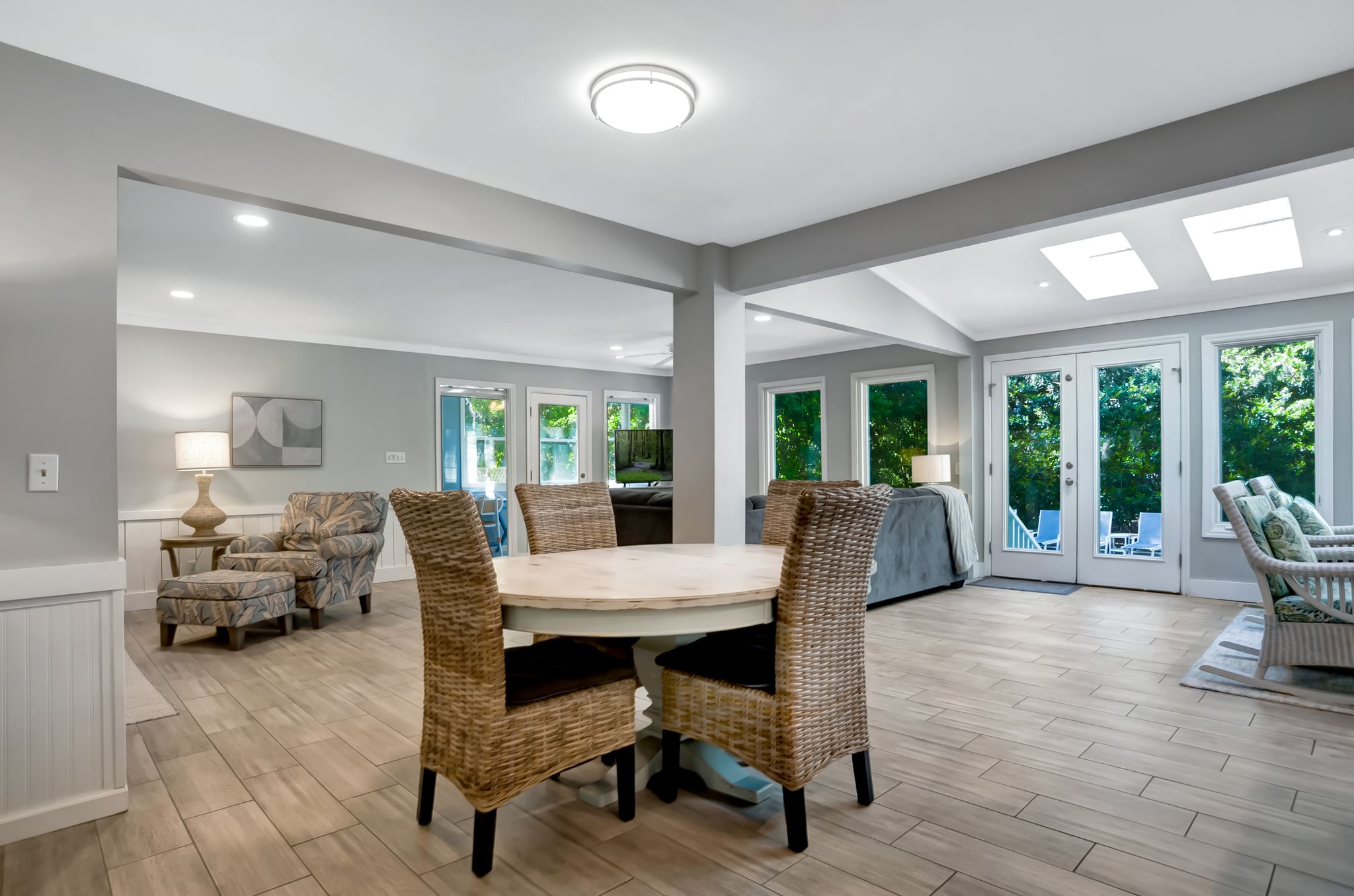 9-Planters-Wood-CourtCasual-Dining-17598-big.jpeg