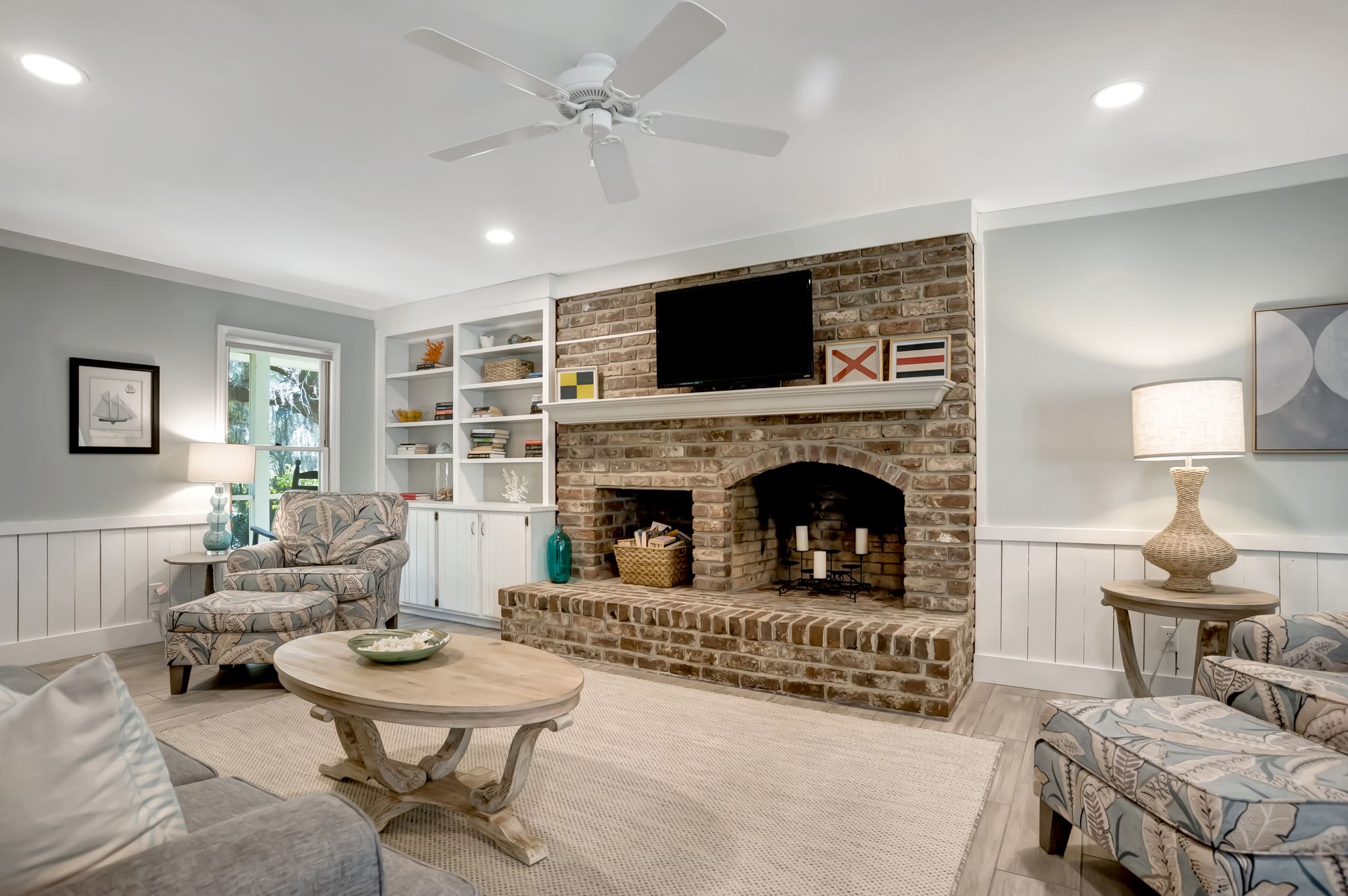 9-Planters-Wood-CourtFormal-Living-Room-17583-big.jpeg