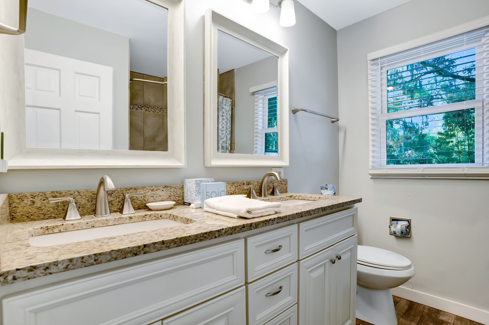9-Planters-Wood-CourtUpstairs-Guest-Bathroom-17612-big.jpeg