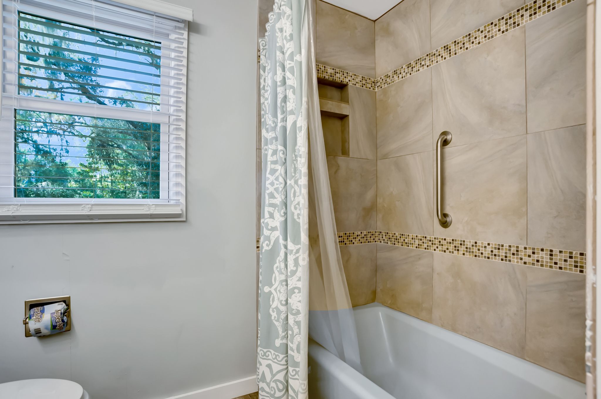 9-Planters-Wood-CourtUpstairs-Guest-Bathroom-17613-big.jpeg